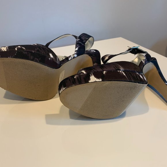 NWT Express - Black and White Peep Toe Platform Pumps, size 10 - Picture 5 of 16